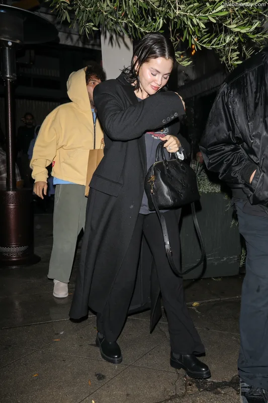 Selena Gomez photo 24 of 3523