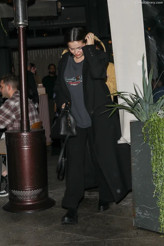 Selena Gomez photo 1 of 3523