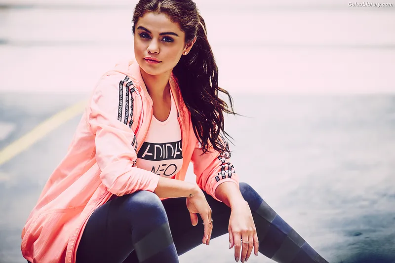 Selena Gomez photo 9 of 3523