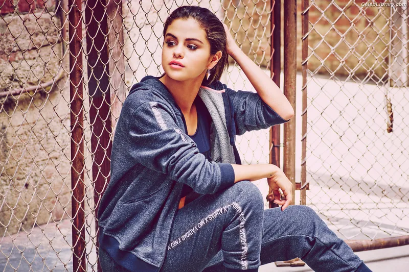 Selena Gomez photo 10 of 3523