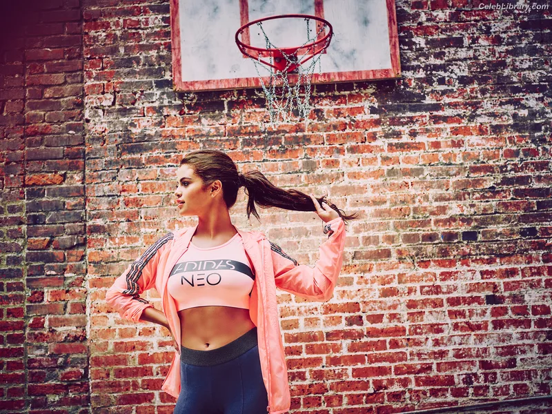 Selena Gomez photo 11 of 3523