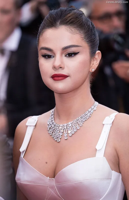 Selena Gomez photo 21 of 3523