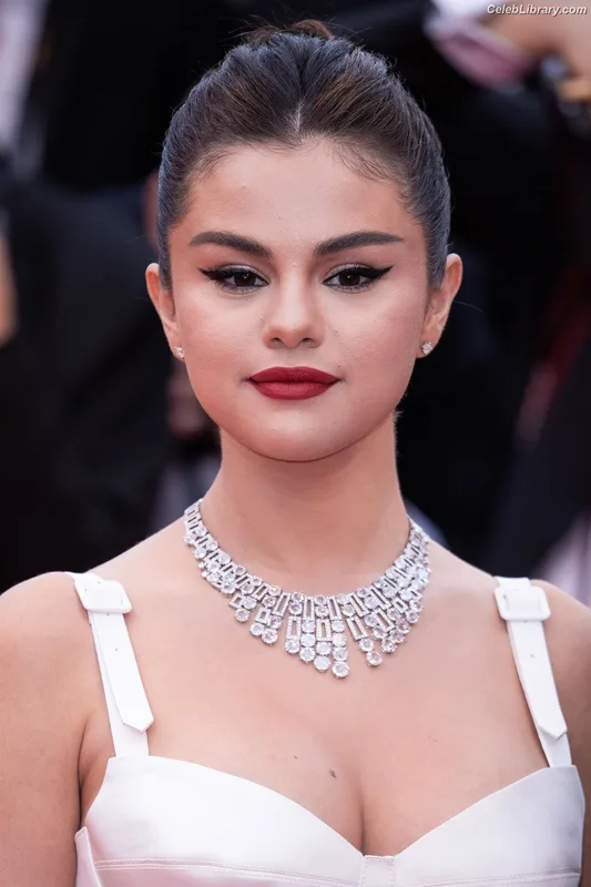 Selena Gomez photo 23 of 3523