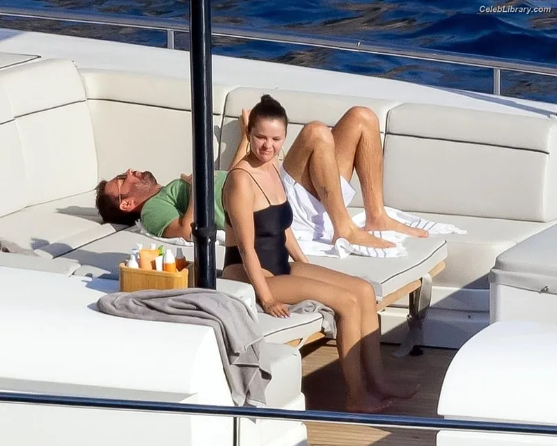 Selena Gomez photo 8 of 3523
