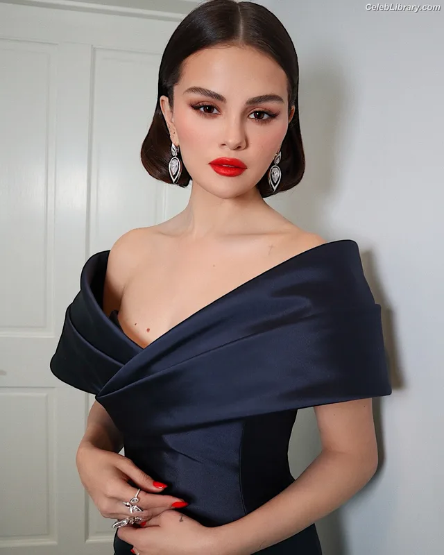 Selena Gomez photo 9 of 3523