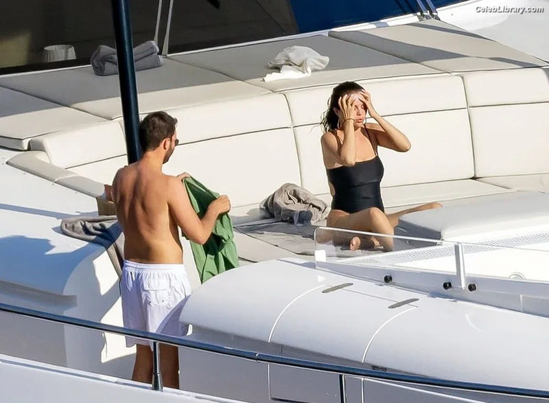 Selena Gomez photo 12 of 3523