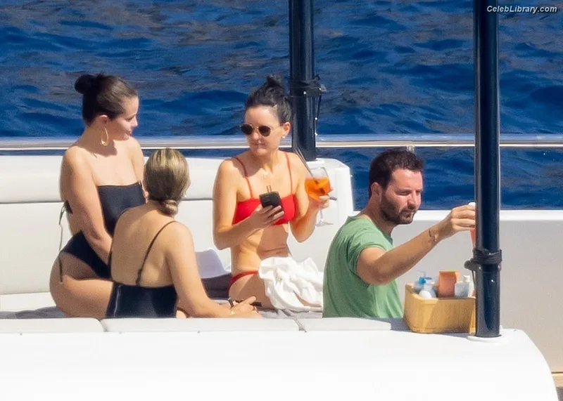 Selena Gomez photo 13 of 3523
