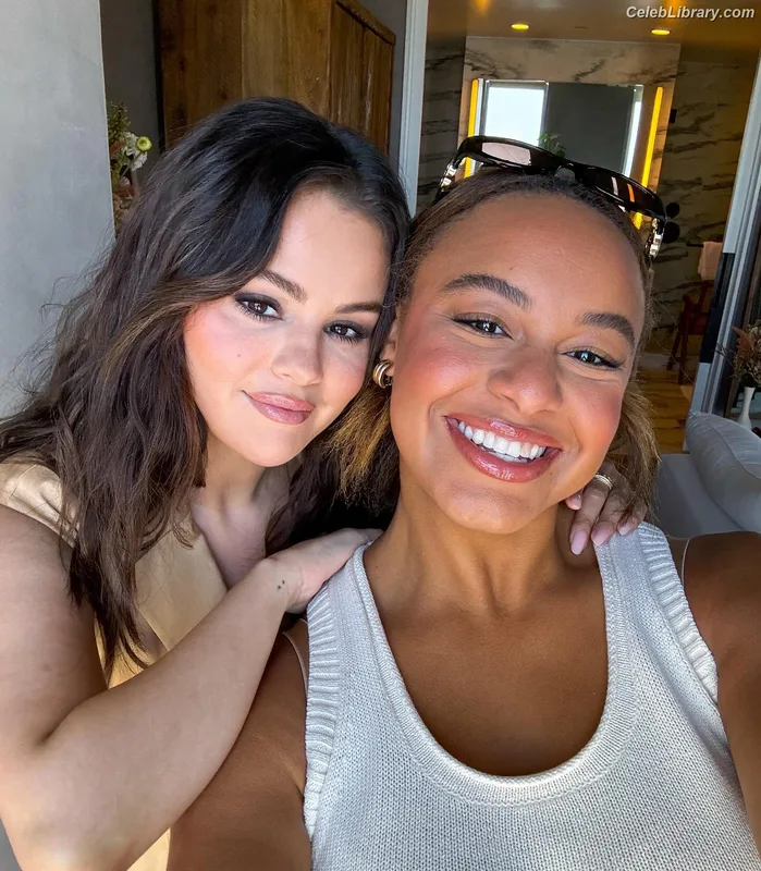 Selena Gomez photo 23 of 3523