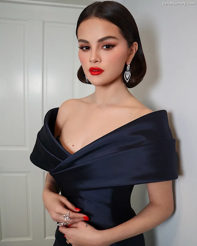 Selena Gomez photo 1 of 3523