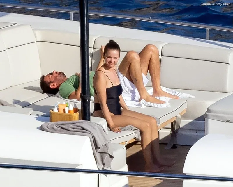 Selena Gomez photo 2 of 3523