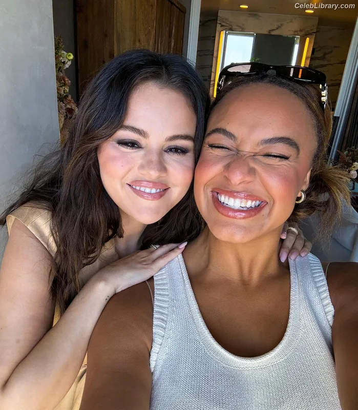 Selena Gomez photo 3 of 3523