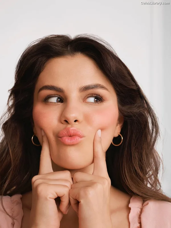 Selena Gomez photo 7 of 3523