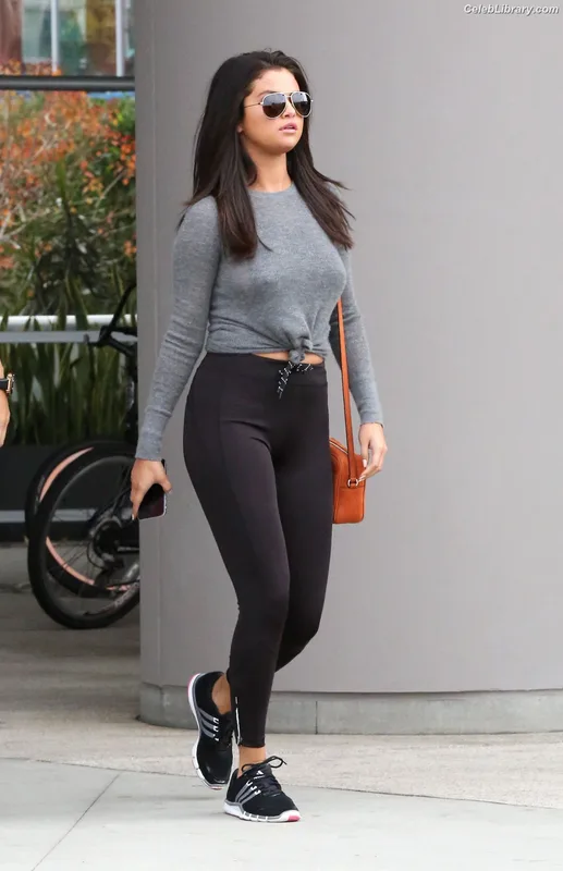 Selena Gomez photo 4 of 3523