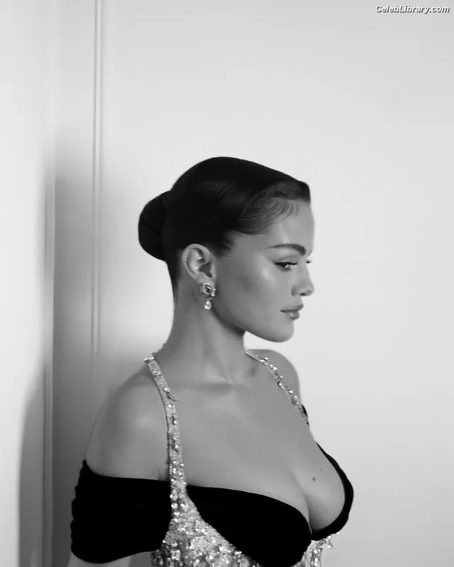 Selena Gomez photo 6 of 3523