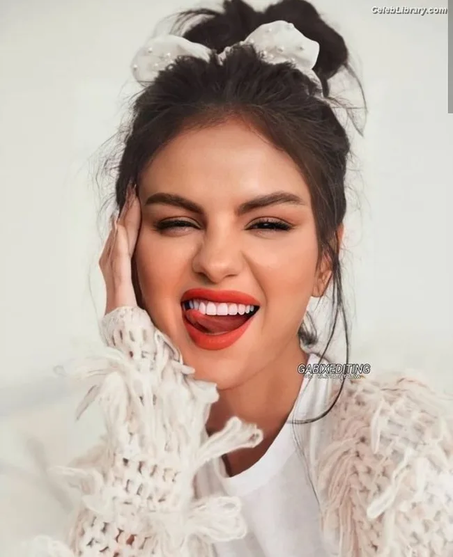 Selena Gomez photo 7 of 3523