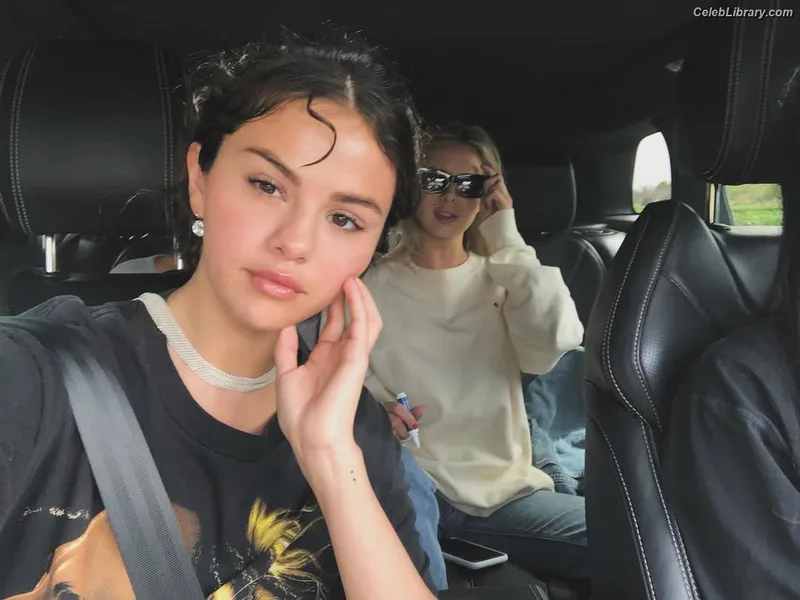 Selena Gomez photo 8 of 3523