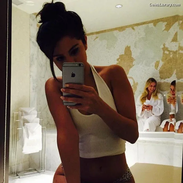 Selena Gomez photo 15 of 3523
