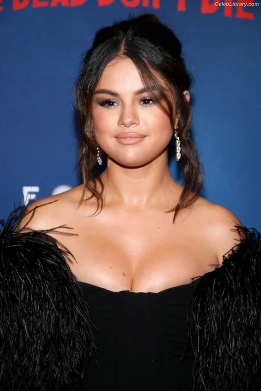 Selena Gomez photo 17 of 3523