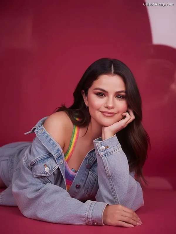 Selena Gomez photo 2 of 3523