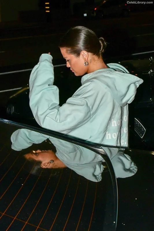 Selena Gomez photo 6 of 3523