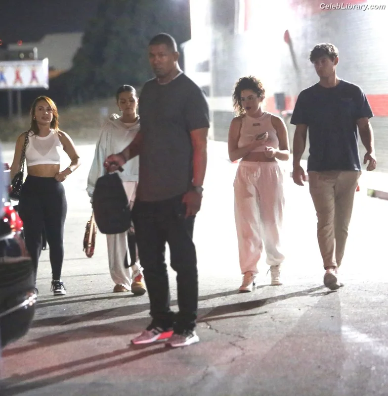 Selena Gomez photo 9 of 3523