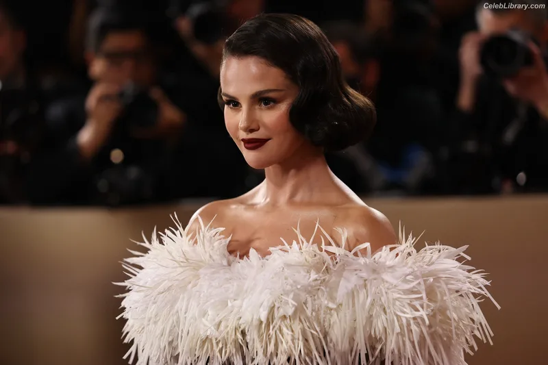 Selena Gomez photo 23 of 3523