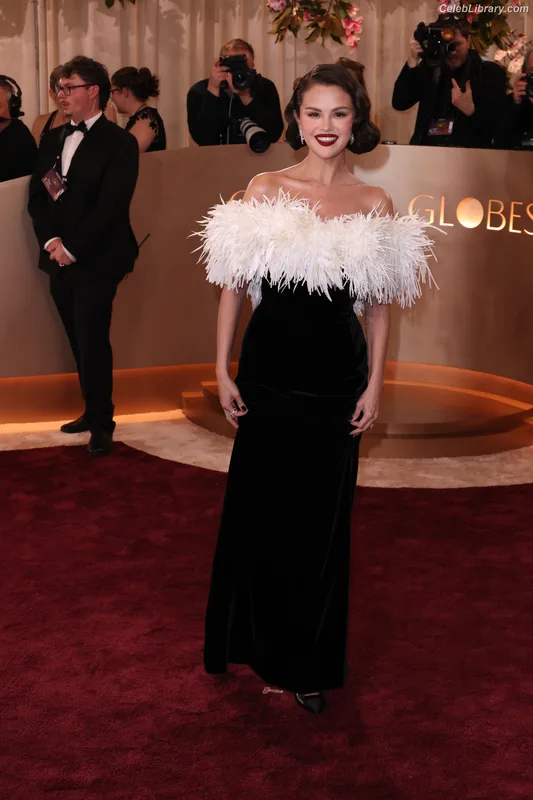 Selena Gomez photo 3 of 3523
