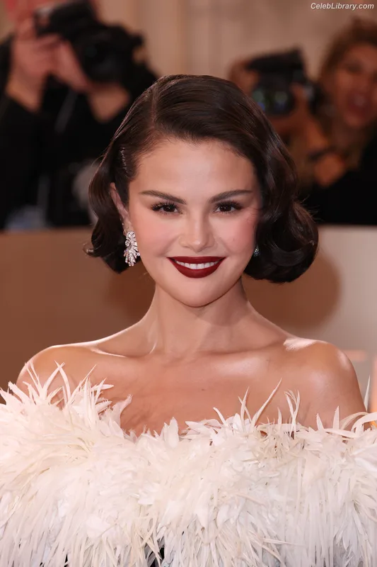 Selena Gomez photo 5 of 3523