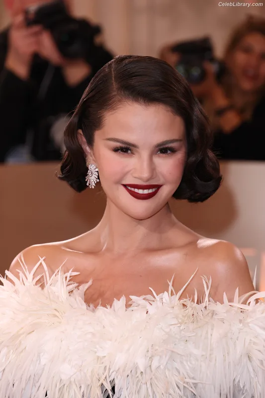 Selena Gomez photo 6 of 3523