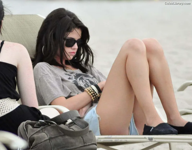 Selena Gomez photo 9 of 3523