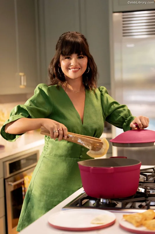 Selena Gomez photo 13 of 3523