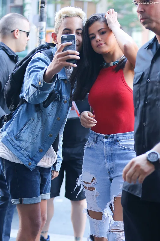 Selena Gomez photo 8 of 3523