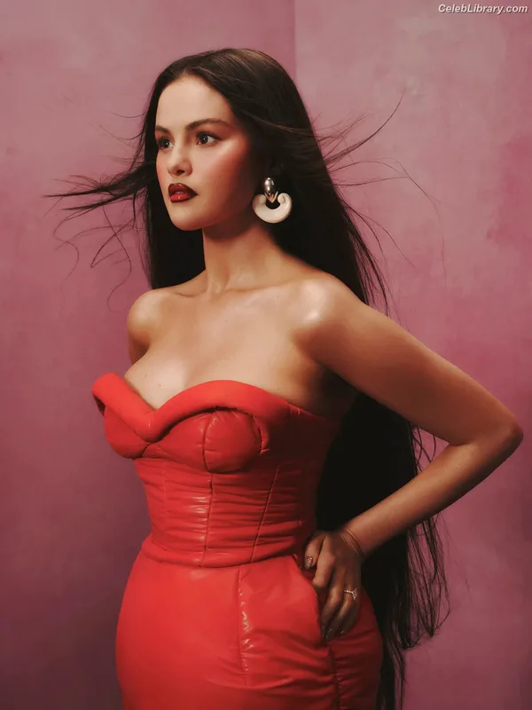 Selena Gomez photo 12 of 3523