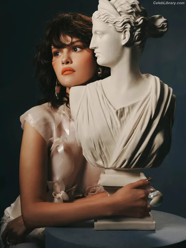 Selena Gomez photo 14 of 3523