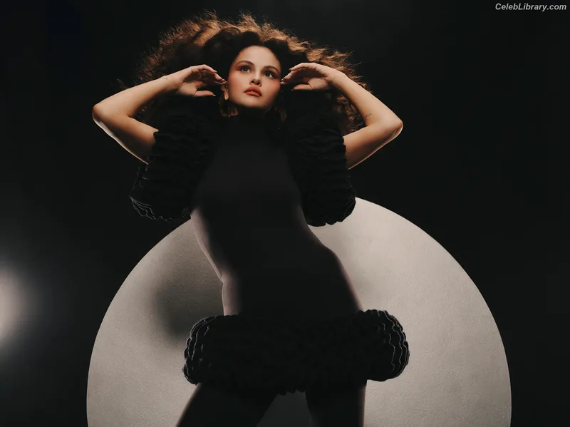 Selena Gomez photo 16 of 3523