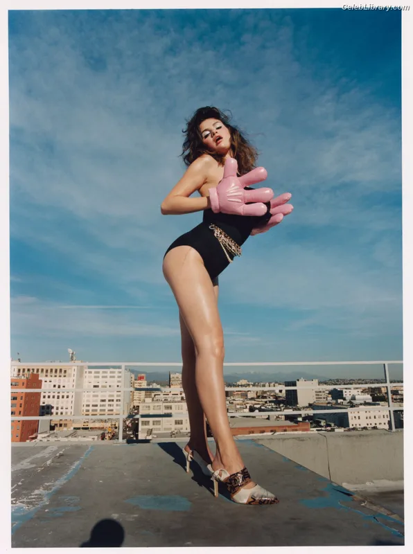 Selena Gomez photo 1 of 3523