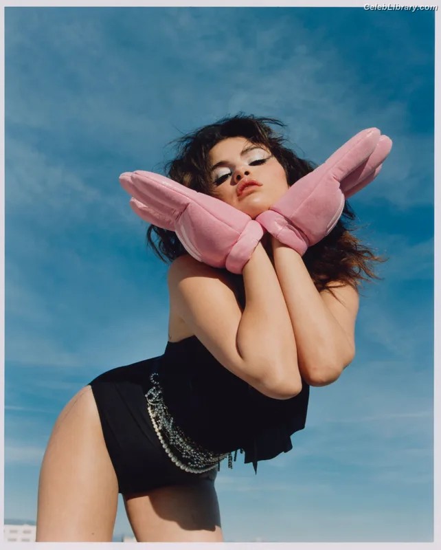 Selena Gomez photo 2 of 3523