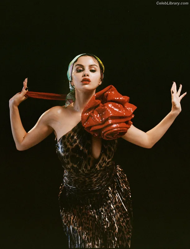 Selena Gomez photo 4 of 3523