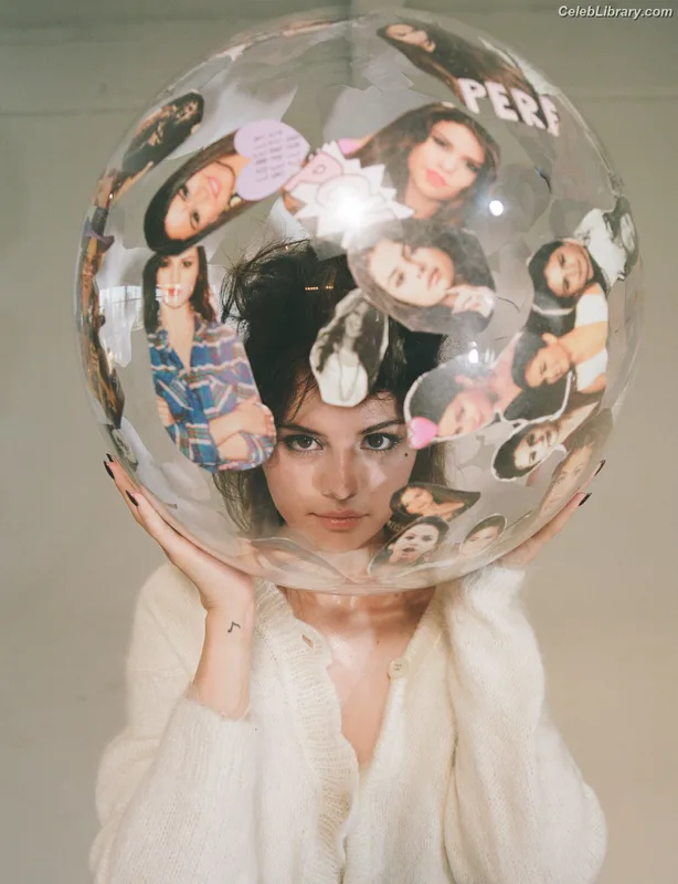 Selena Gomez photo 13 of 3523