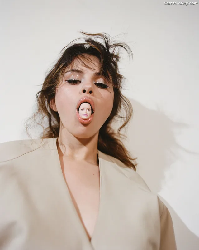 Selena Gomez photo 16 of 3523