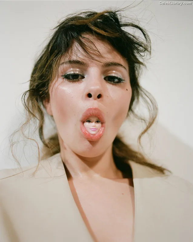 Selena Gomez photo 17 of 3523