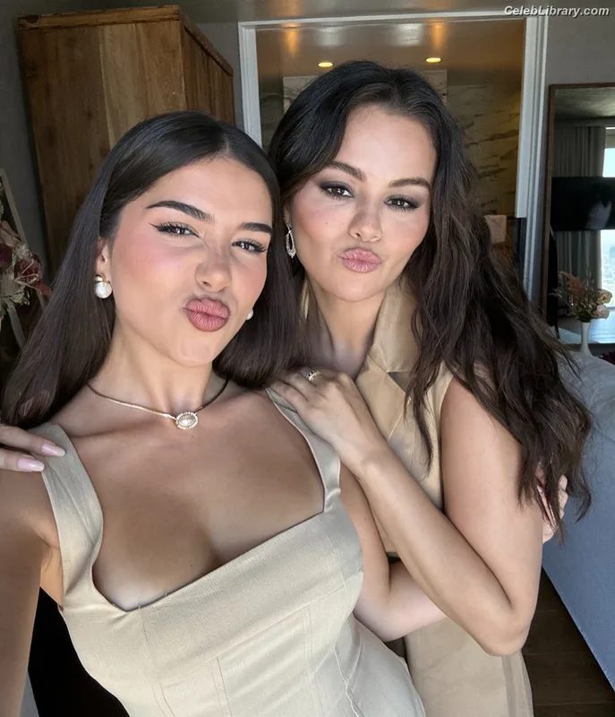 Selena Gomez photo 1 of 3523