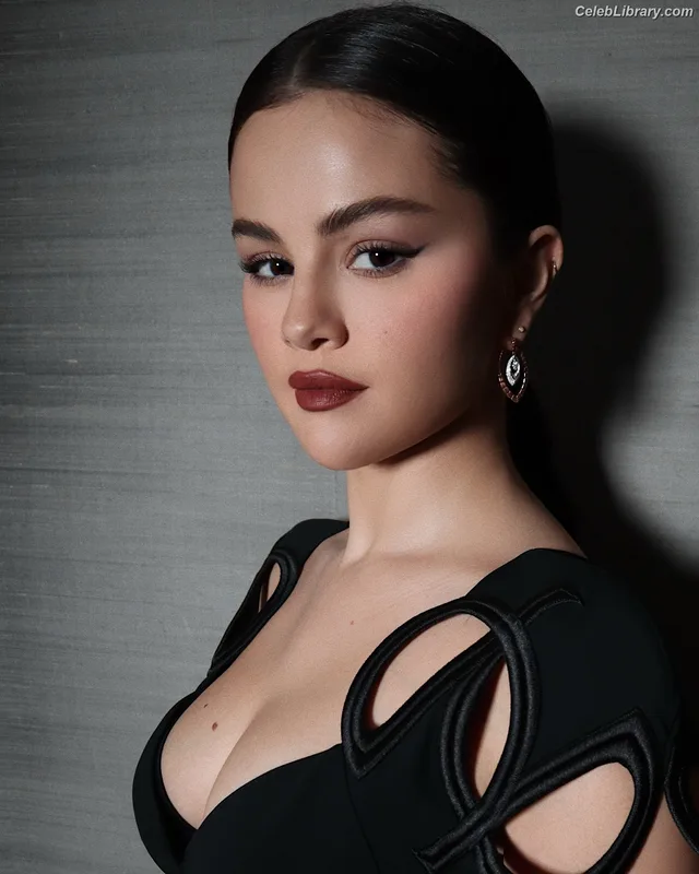 Selena Gomez photo 9 of 3523