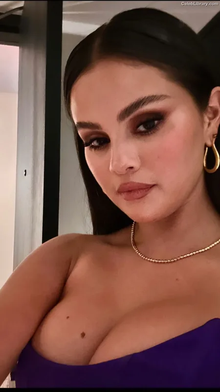 Selena Gomez photo 11 of 3523