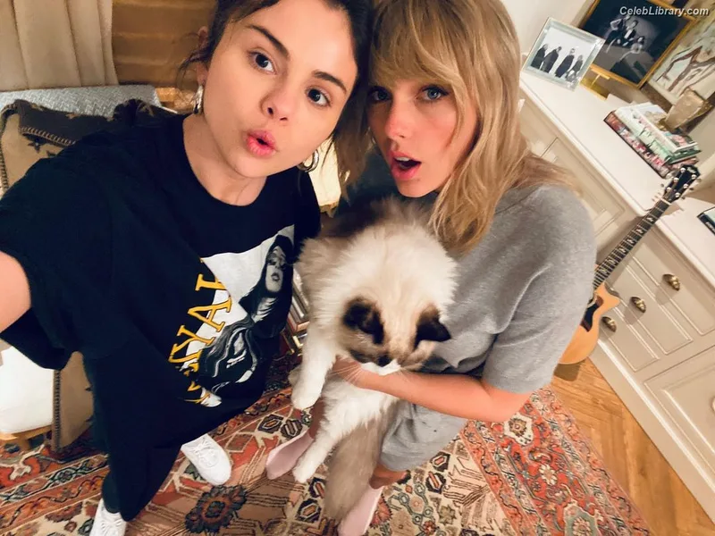 Selena Gomez photo 4 of 3523