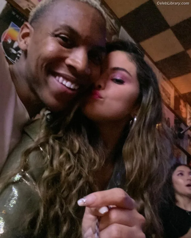Selena Gomez photo 13 of 3523