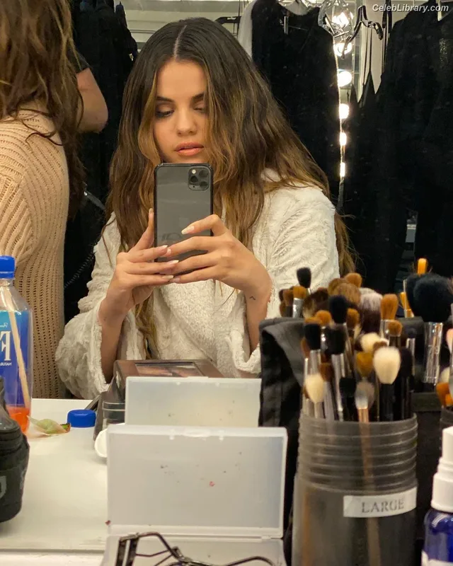 Selena Gomez photo 14 of 3523