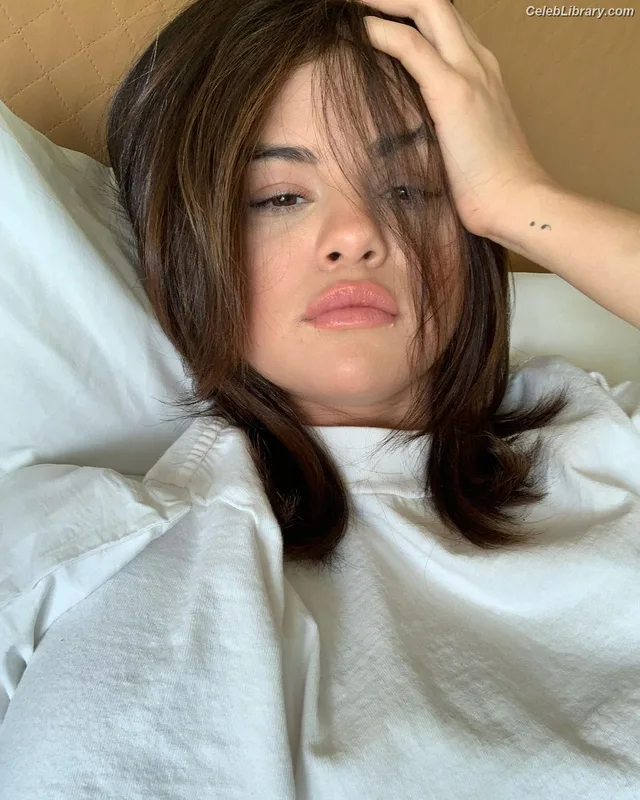 Selena Gomez photo 15 of 3523