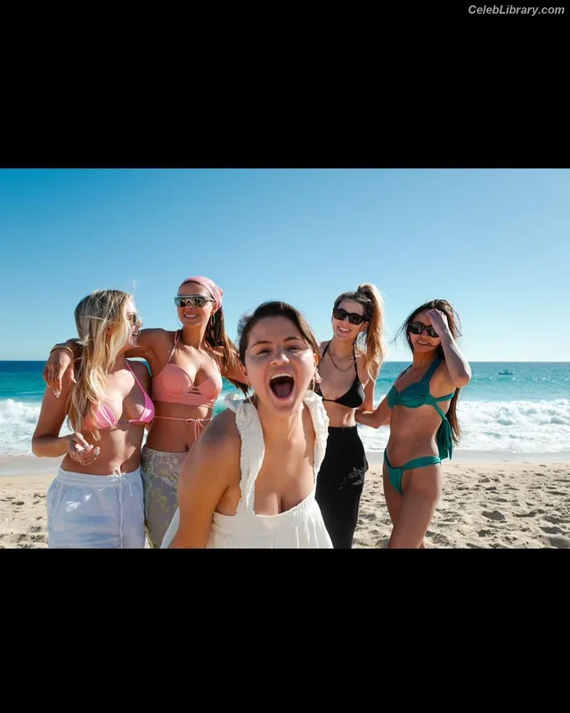 Selena Gomez photo 16 of 3523