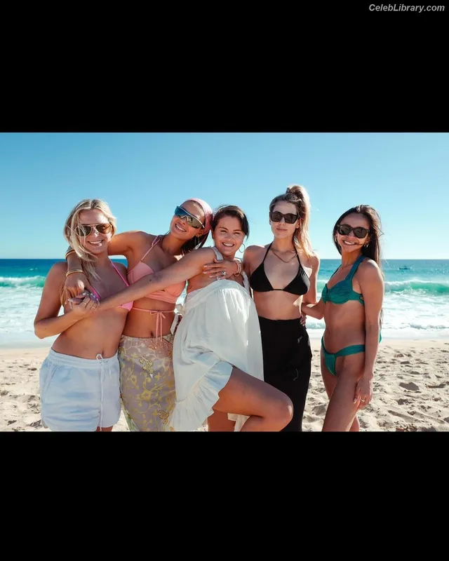 Selena Gomez photo 17 of 3523